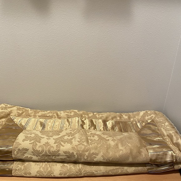 Croscill‎ Standard Corded Pillow Shams Set Of 2 NICE Golden Yellow - Picture 1 of 6